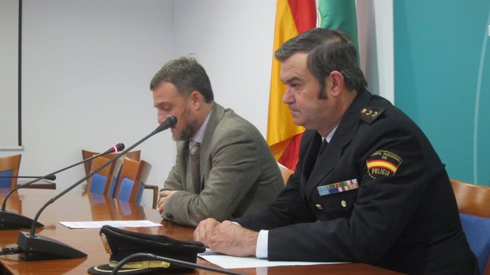 El delegado de la Junta en Huelva, José Fiscal, junto a Juan León.