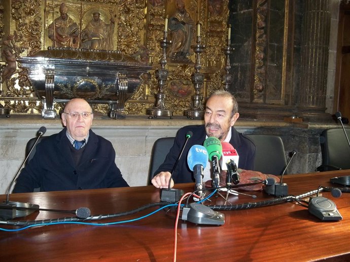 Javier Rueda (derecha) en el acto de donación de uno de sus cuadros 