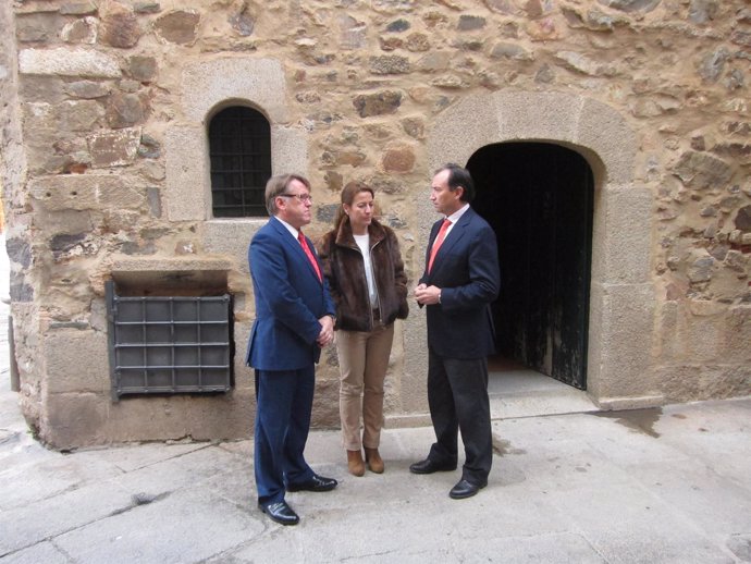 Del Moral, León Y Nevado En La Puerta De La Nueva Oficina De Turismo En Cáceres