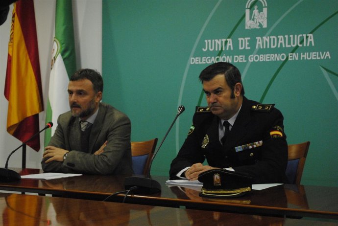El delegado de la Junta de Andalucía en Huelva, José Fiscal, junto a Juan León.