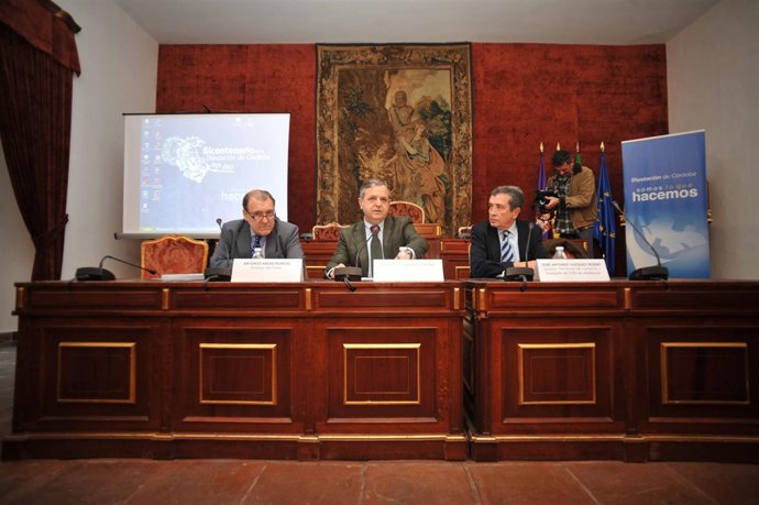 Fuentes, entre Arias y Vázquez, en la inauguración del curso