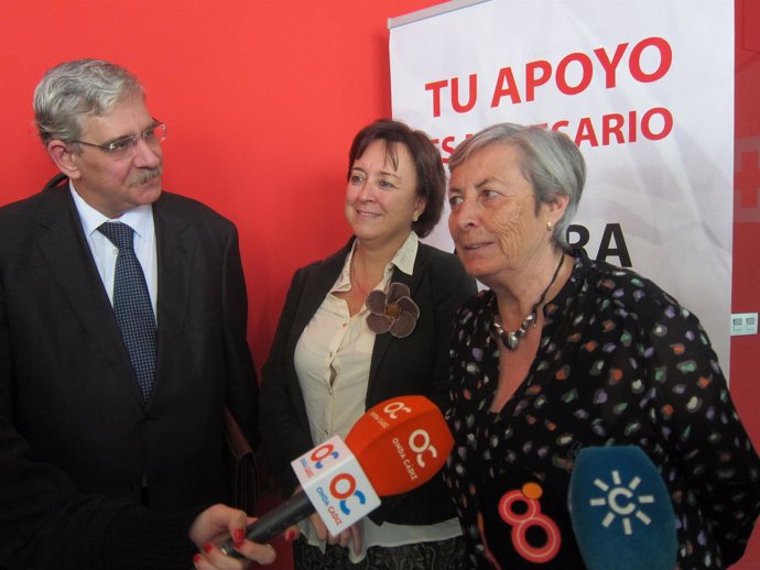 Babin, el primero por la izquierda, en la visita a la sede de Cruz Roja en Cádiz