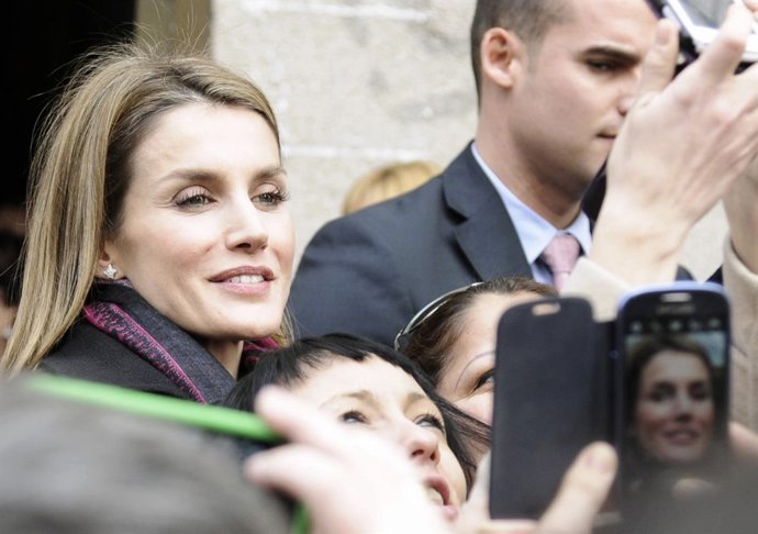 Letizia ortiz princesa tira por tierra criticas y se fotografia gente           