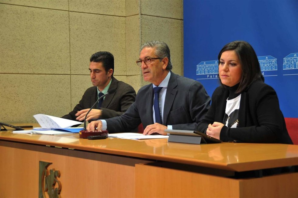 Pineda, entre Palomares y Soriano, durante la rueda de prensa