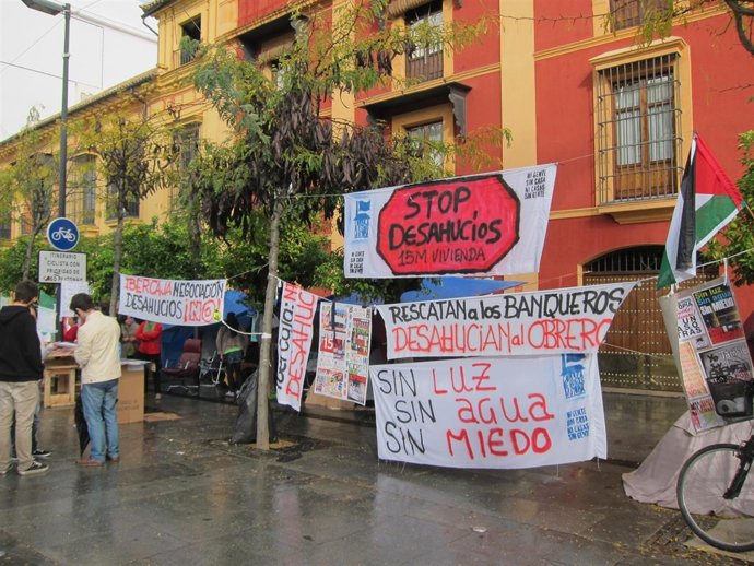 Vecinos de la Corrala Utopía acampados en la calle San Fernando