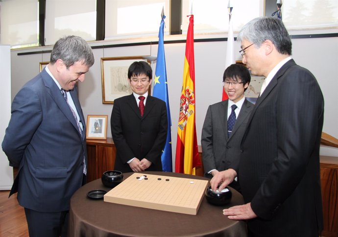 Cardenal con la delegación del Trofeo Kisei de Go