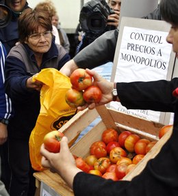Mujer comprando tomates en un establecimiento de Buenos Aires.
