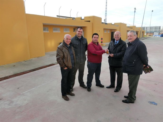 Reina (2º dcha.) en el acto de recepción de obras