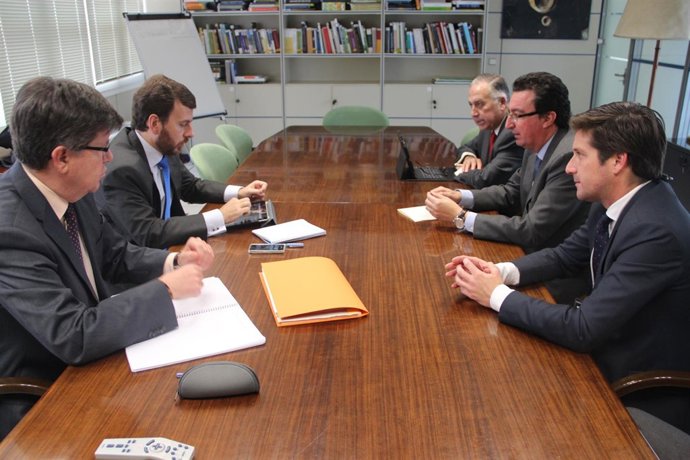 Dirigentes del PP de Huelva en la sede del Magrama. 
