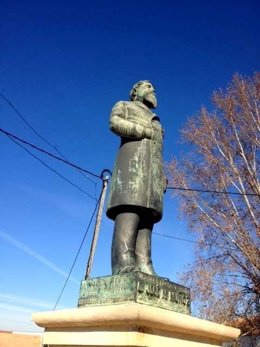 Escultura que recuerda a José María Muñoz 