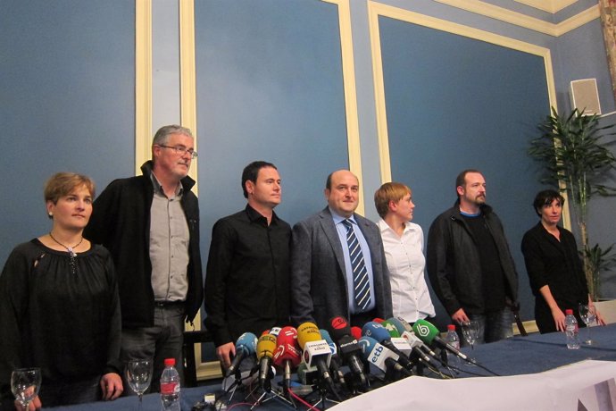 Andoni Ortuzar y Hasier Arraiz, junto al otros convocantes
