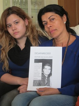 La familia de Víctor muestran un cartel con la imagen del joven.