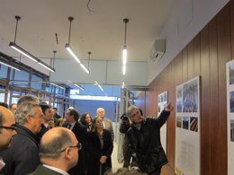 Ana Pastor durante su visita a las obras de la plaza de abastos de Santiago