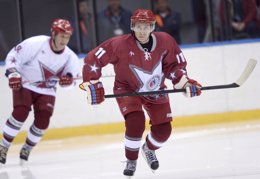 Vladimir Putin juega al hockey en las pistas de Sochi