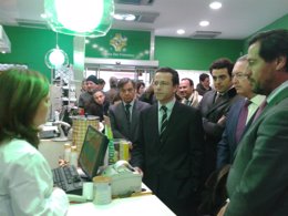 Lasquetty durante su visita a Las Rozas por la receta electrónica