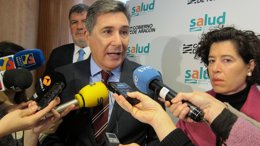 El consejero de Sanidad, Ricardo Oliván, informa sobre los casos de gripe A
