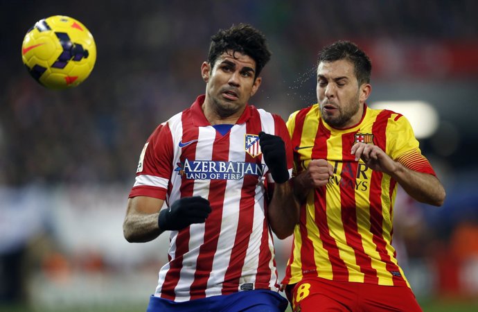 Diego Costa y Jordi Alba pelean por un balón