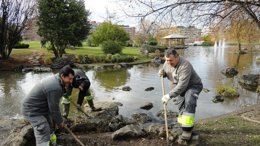 Trabajadores de Tasubinsa acondicionan el parque Yamaguchi.