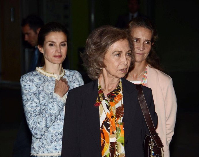 Reina sofia letizia elena aprietan cinturon presupuestos zarzuela 2014
