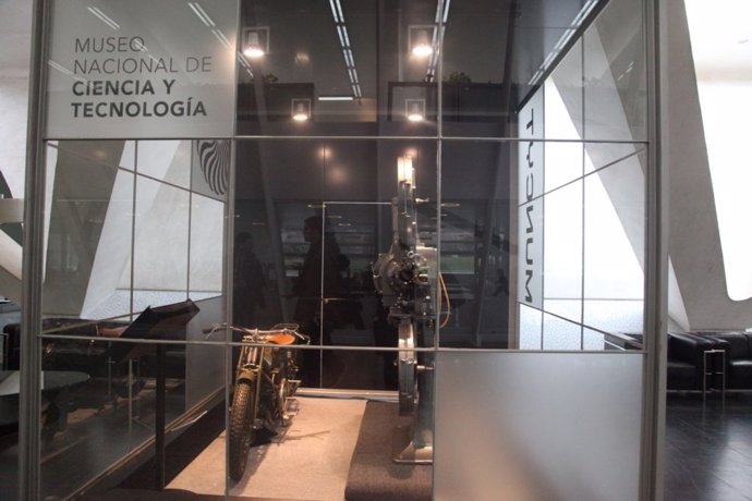 La moto Guzzi y el proyector de cine Ossa en el Museo de las Ciencias