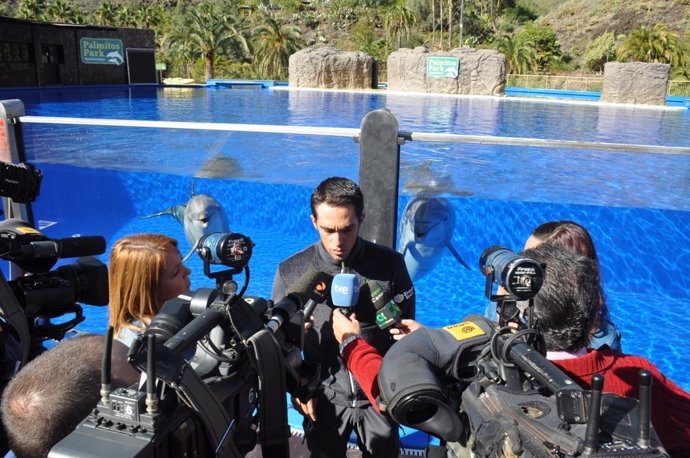 Contador atiende a los medios en Palmitos Park