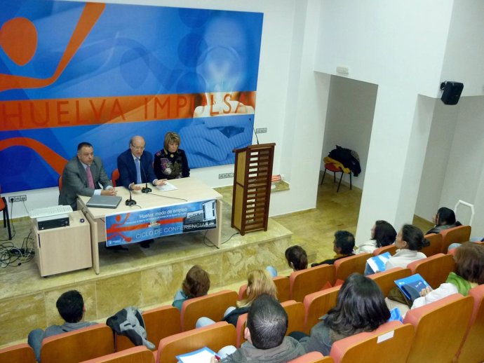 El alcalde de Huelva en un encuentro de emprendimiento