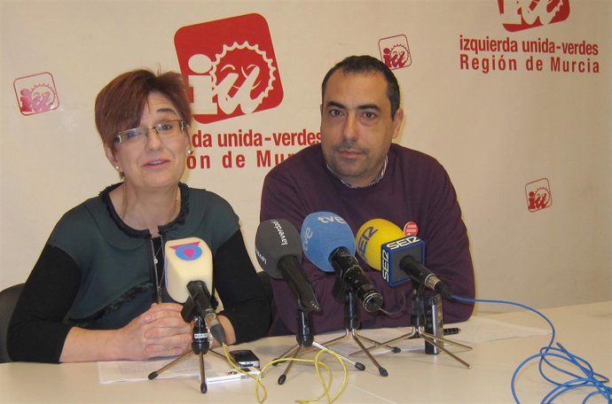 Esther Herguedas y Francisco Muñoz de IU-Verdes en rueda de prensa