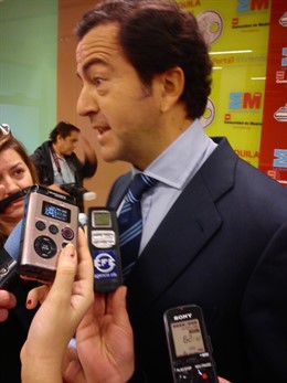 Cavero atiende a los medios de comunicación