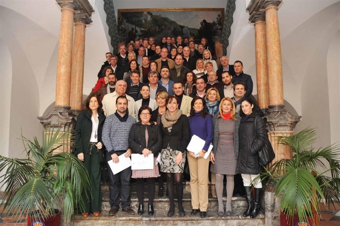Ceballos (centro) con los alcaldes firmantes
