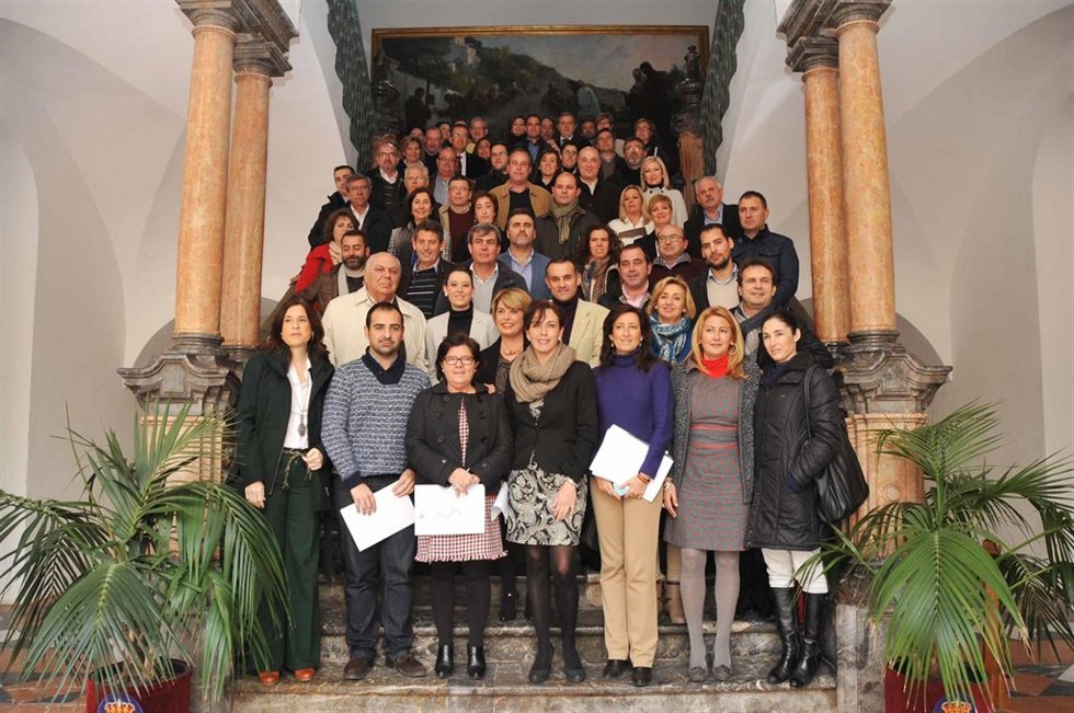 Ceballos (centro) con los alcaldes firmantes