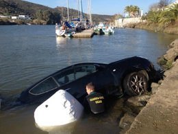 Imagen del coche que cayó al río Guadiana en Sanlúcar de Guadiana (Huelva).