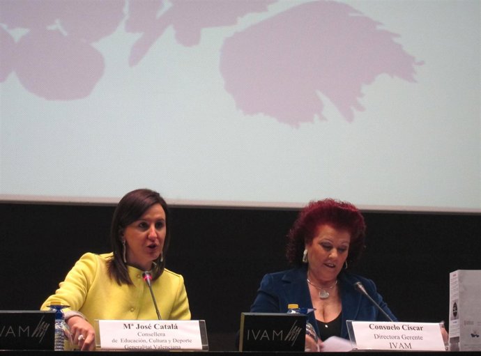 La consellera María José Català junto a la directora del IVAM, Consuelo Ciscar