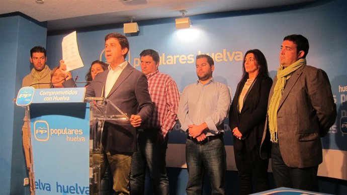 El portavoz del PP en Ayamonte, Alberto Fernández, con los concejales del PP.
