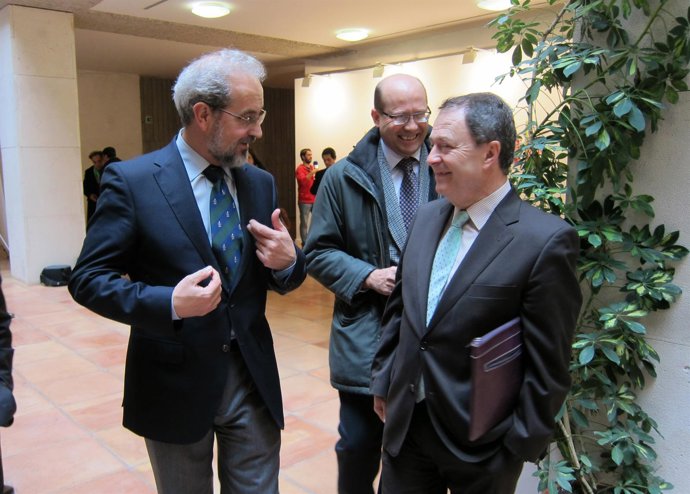 Hernández Ruipérez (izquierda) habla con Carlos Palomeque