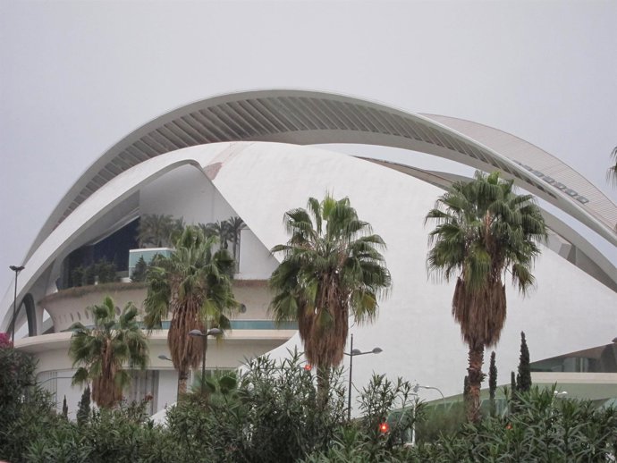 Imagen del Palau de Les Arts, con el desprendimiento de parte de la cubierta.