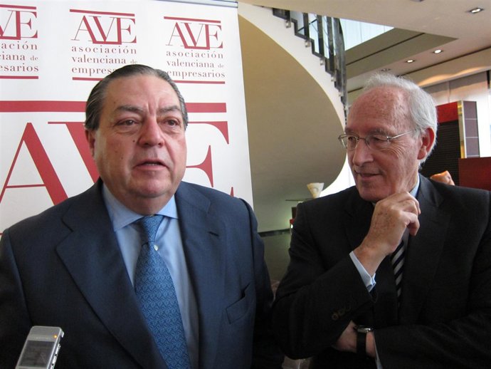 Boluda (AVE) atiende a los periodistas con Manuel Pizarro.