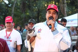 Maduro con un gato adoptado 