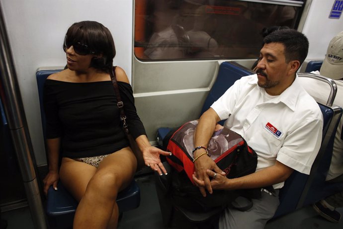 Una mujer celebra en el metro de México DF el "Día sin pantalones"