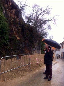 José Castro visita la zona de desprendimientos de roca en La Iruela