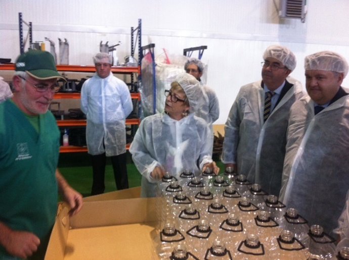 La consejera (centro), durante la visita a Almazaras de la Subbética