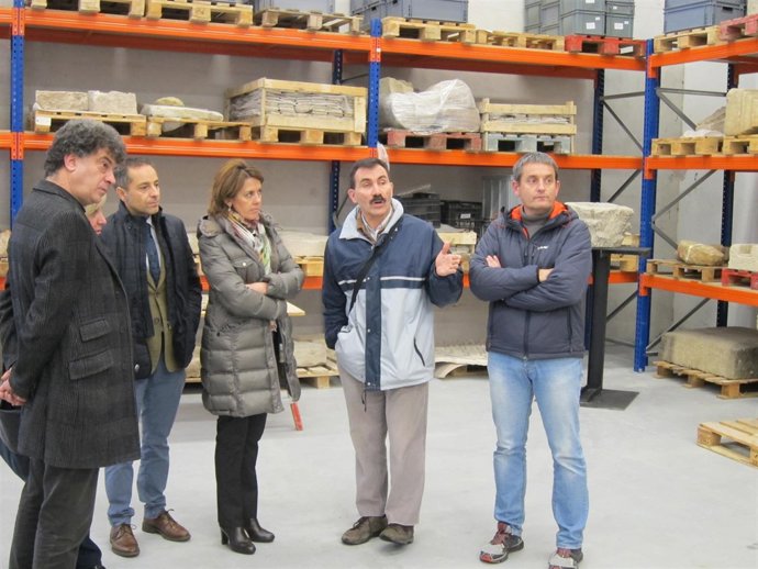 Yolanda Barcina visita el fondo de arqueología de Navarra.