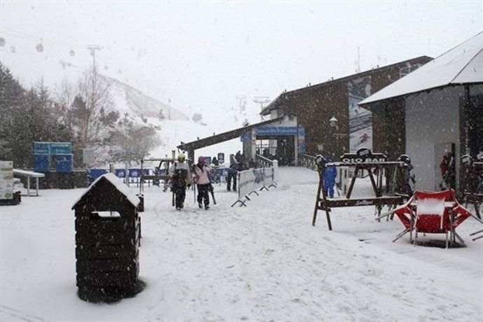 Sierra Nevada recibe nuevas nevadas este lunes