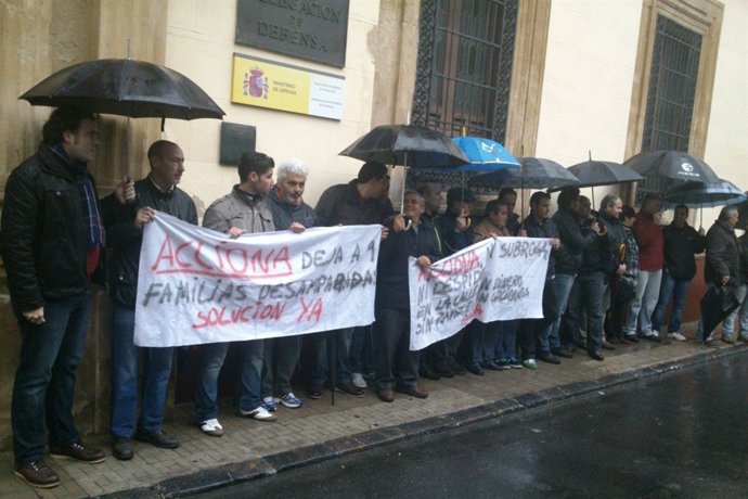 Los trabajadores de Acciona concentrados ante la Delegación de Defensa