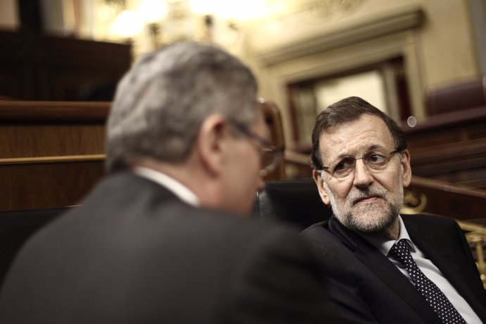 Mariano Rajoy, charlando con Alberto Ruiz Gallardón