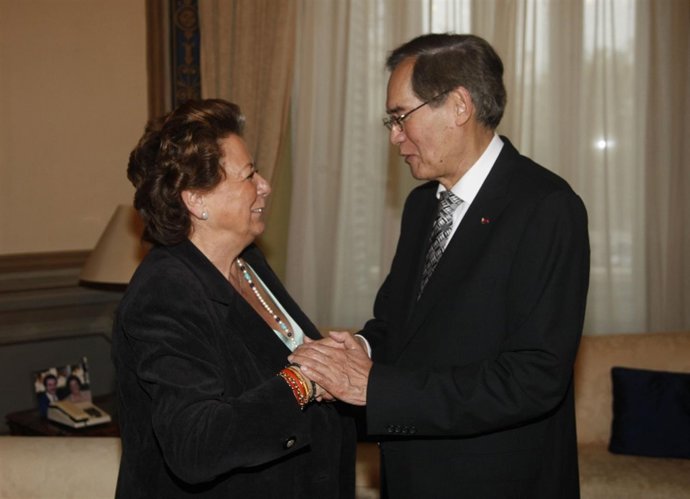 Barberá con el embajador de Filipinas