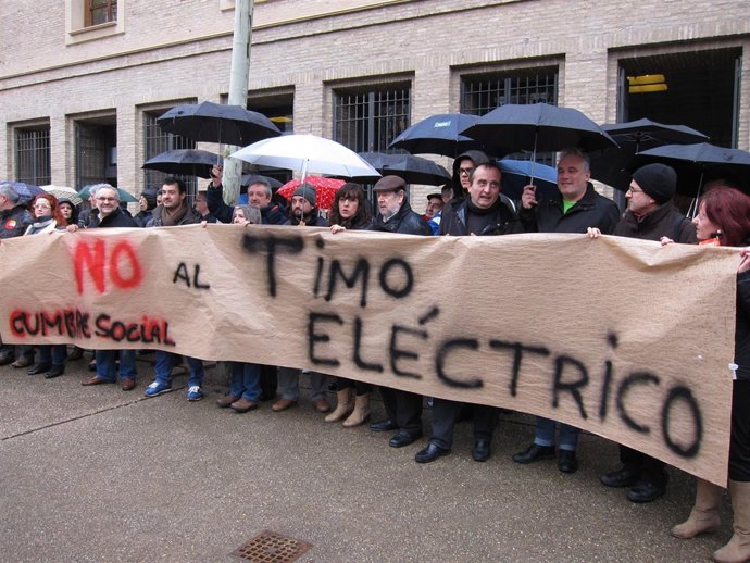 Concentración de la Cumbre Social Aragonesa ante el Edificio Pignatelli