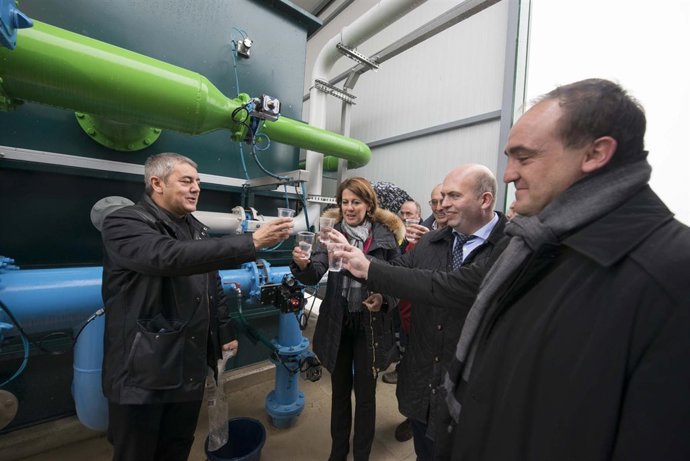 Las autoridades brindan en la planta de tratamiento de agua potable de Urroz-Vil