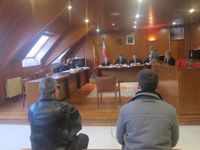 Los acusados de agredirse y el agredido, sentados en el banquillo 