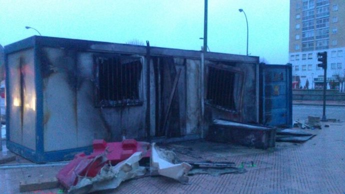 Una de las casetas de obra quemadas en los disturbios de Gamonal