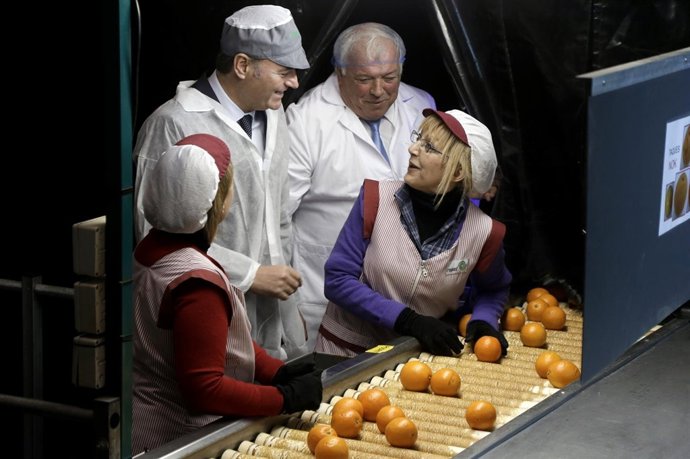 Alberto Fabra en su visita a la cooperativa Copal